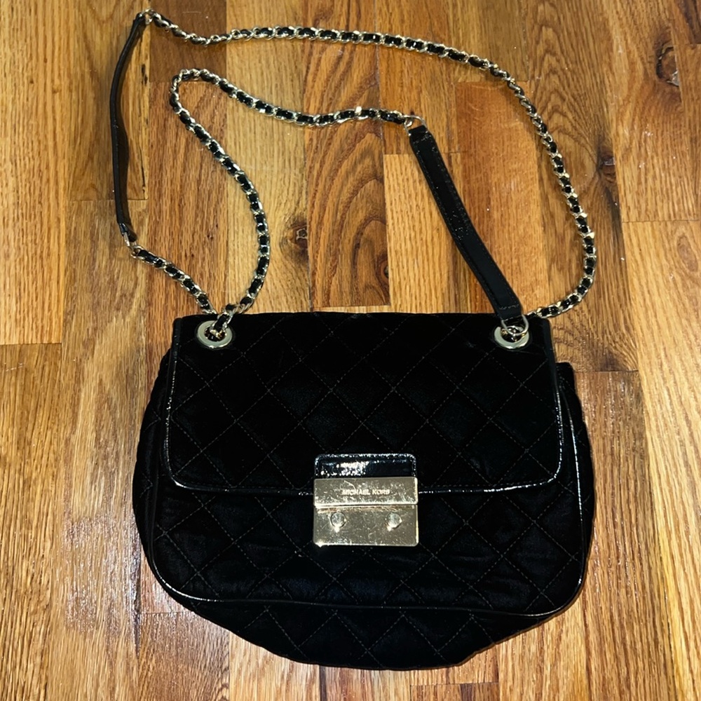 Black Michael Kors cross body chain with gold accents.